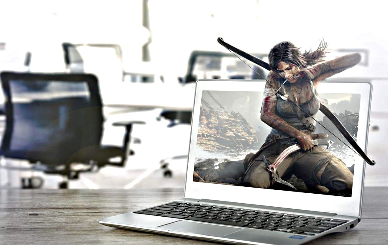 Eine computeranimierte Frau, die dem Stil und dem Aussehen von Lara Croft nachempfunden wurde, kommt aus einem Laptop-Bildschirm heraus